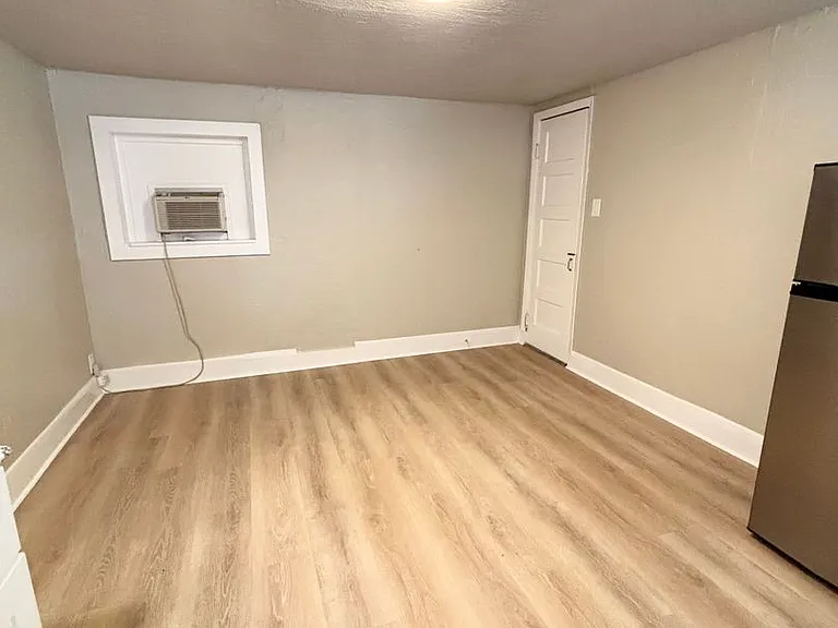 Iron Springs Apartments — Photo 11