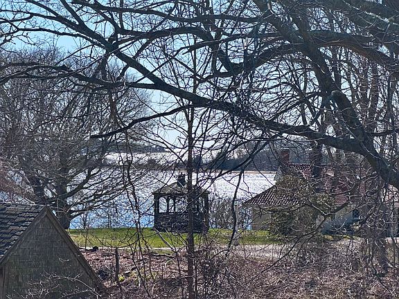 4th image of 566 Shore Road