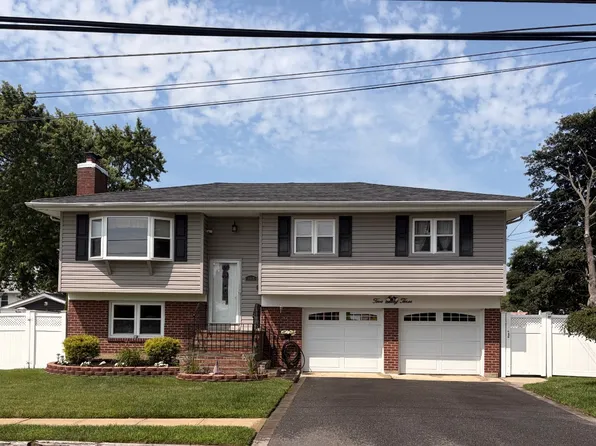 563 S 13th St, Lindenhurst, NY 11757