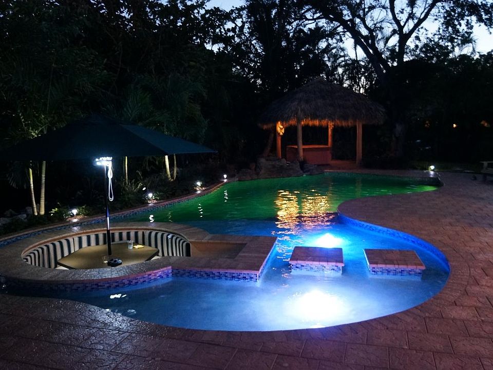 Swimming pool with sink-in dining area