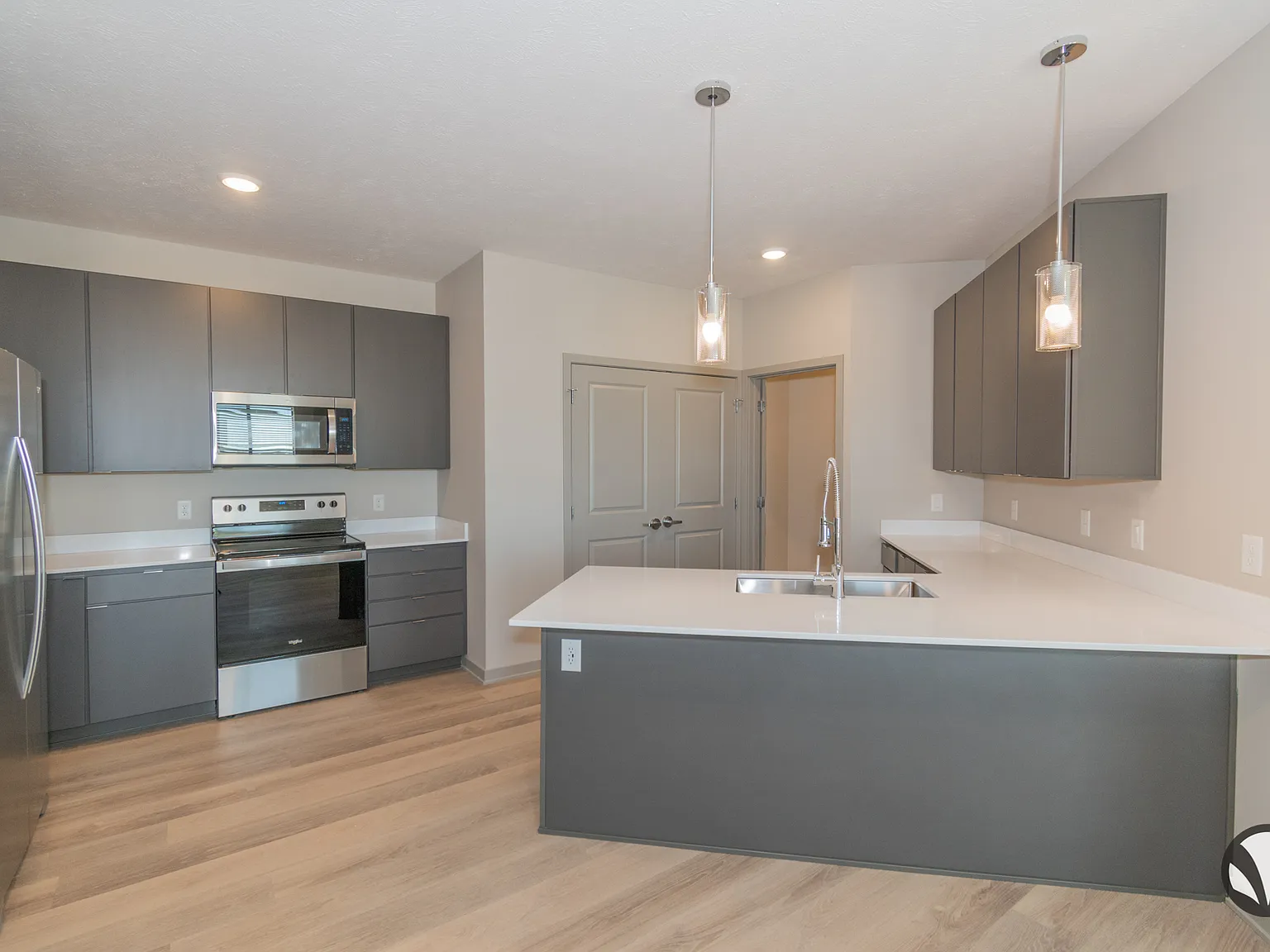Chateau at Yankee Hill Apartments — Photo 3