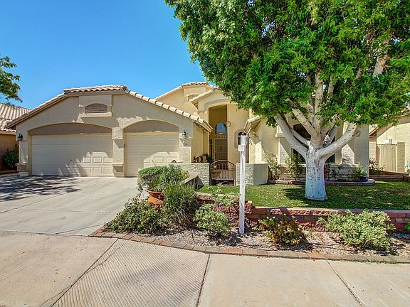 3rd image of 12716 W Wilshire Dr
