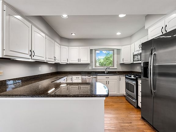 3rd image of 321 Crescent Knoll Dr