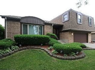 240 E Fox Hill Dr, Buffalo Grove, IL 60089
