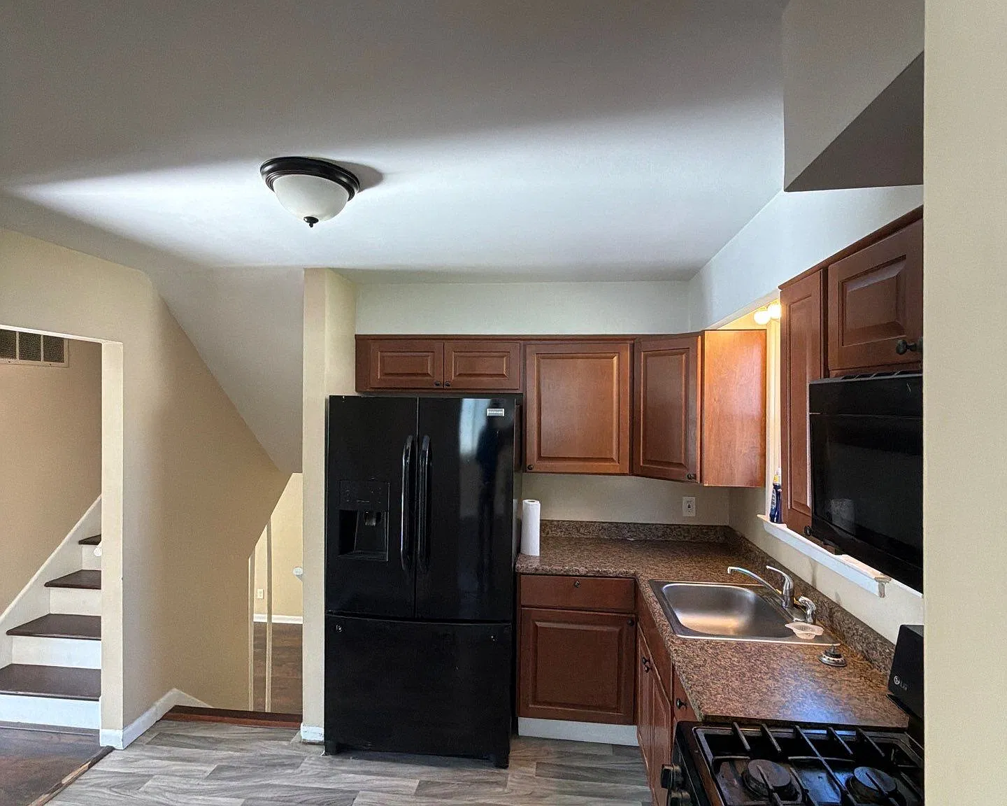 3 bed, 1.5 bath, 2100 sqft, $2,500 — Photo 3