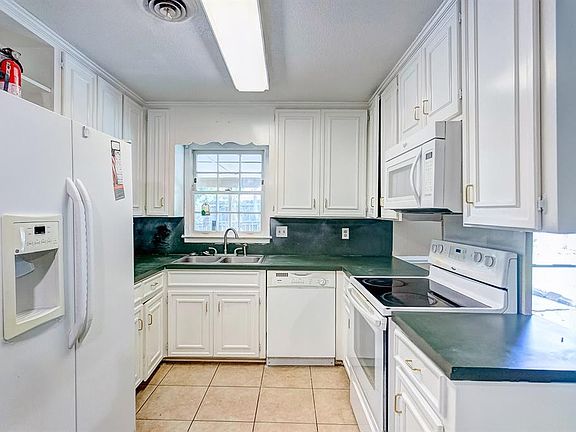 3rd image of 1911 Cottingham Dr