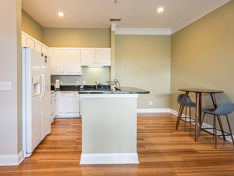 Full kitchen - stove, oven, microwave and dining table for 2