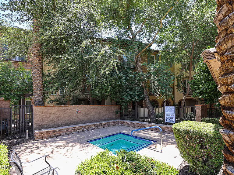2434 E Roma Ave — Photo 40