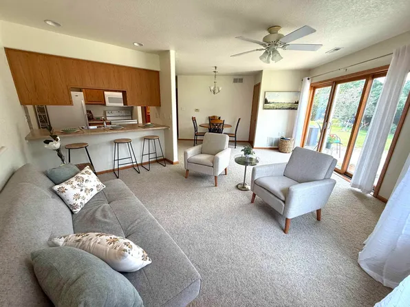 1412 Stone Ln APT 407, Waverly, IA 50677