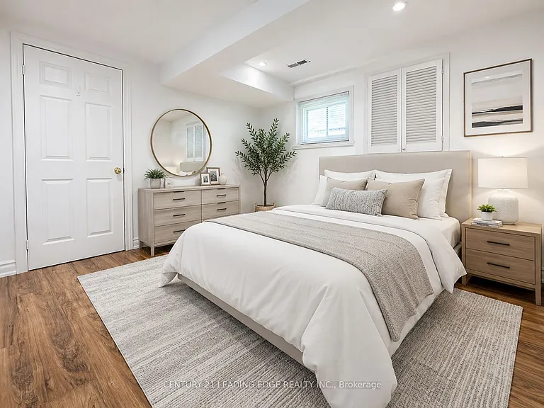 21 Colinayre Cres — Photo 2