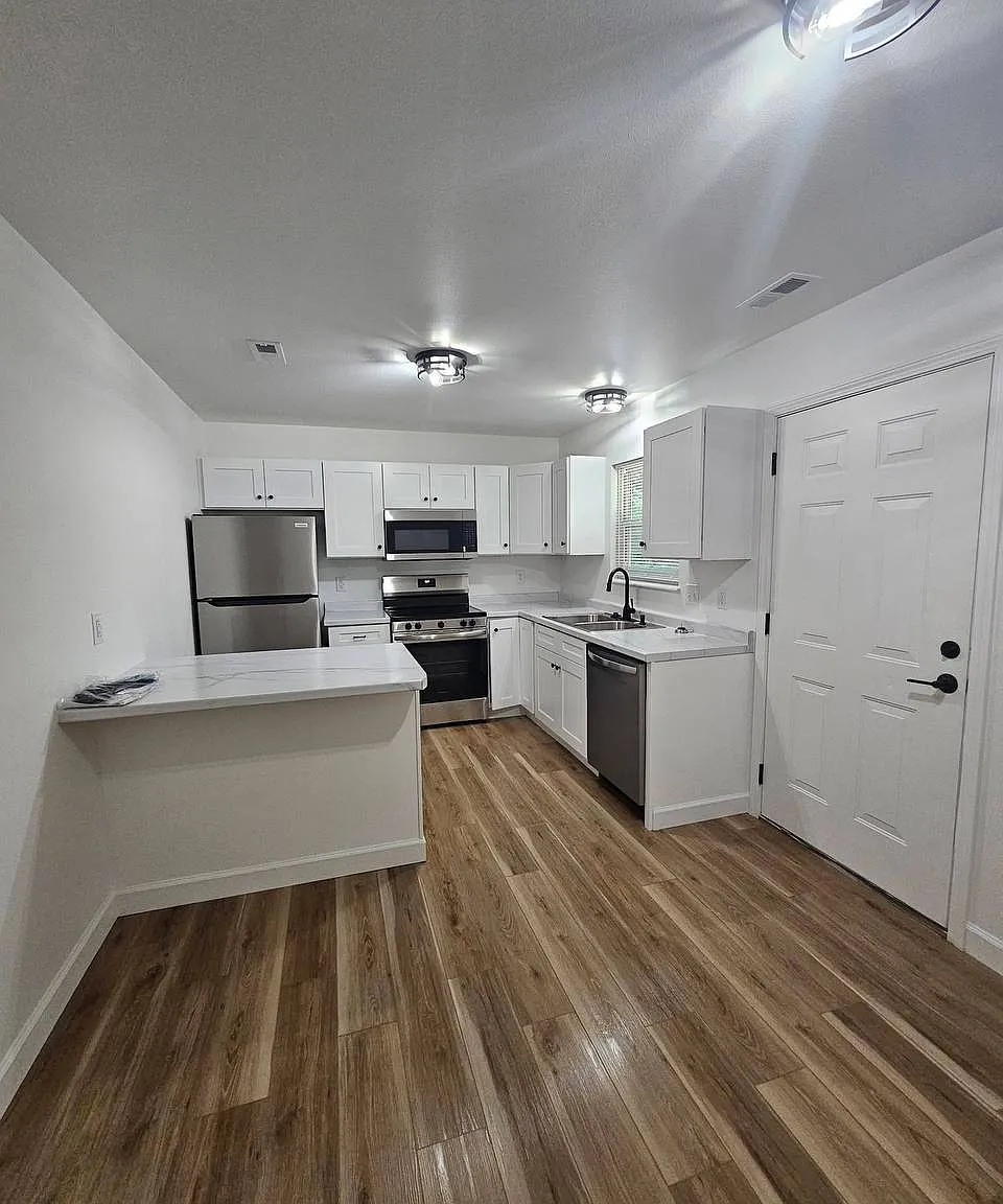 2 bed, 950 sqft, $1,200 — Photo 1