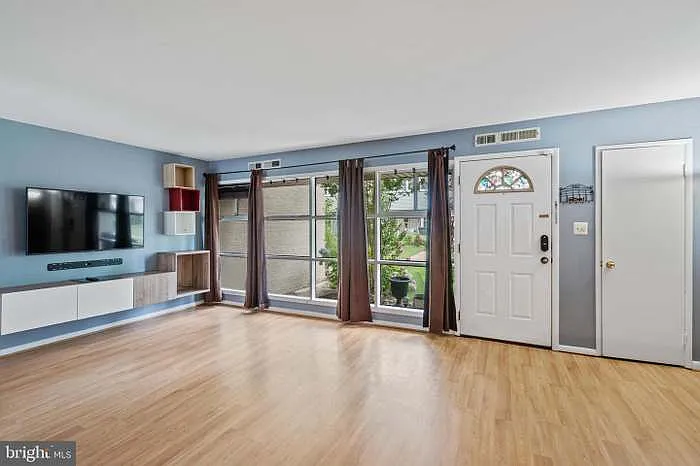 4735 Parkman Ct — Photo 2