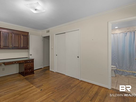 4th image of 52 Hawthorne Pl N