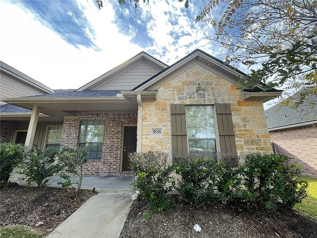 4 bed, 4.5 bath, 608 sqft, $1,550 — Photo 2