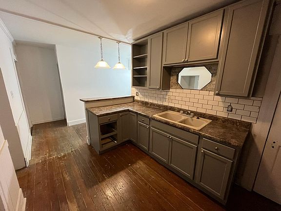 2nd image of 524 W 7th St