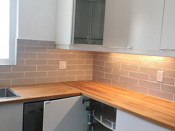 Lazy - Susan's in all corner cabinets