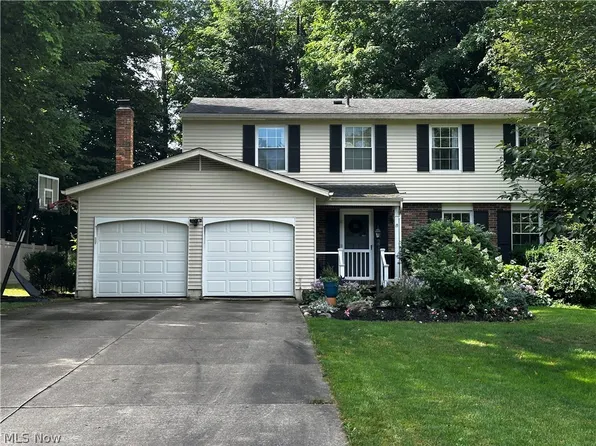 4670 Treetop Dr, Akron, OH 44321