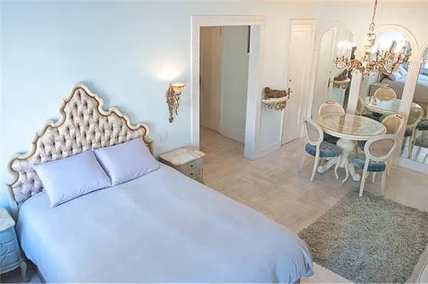 Sold by Bank Neary | media 8