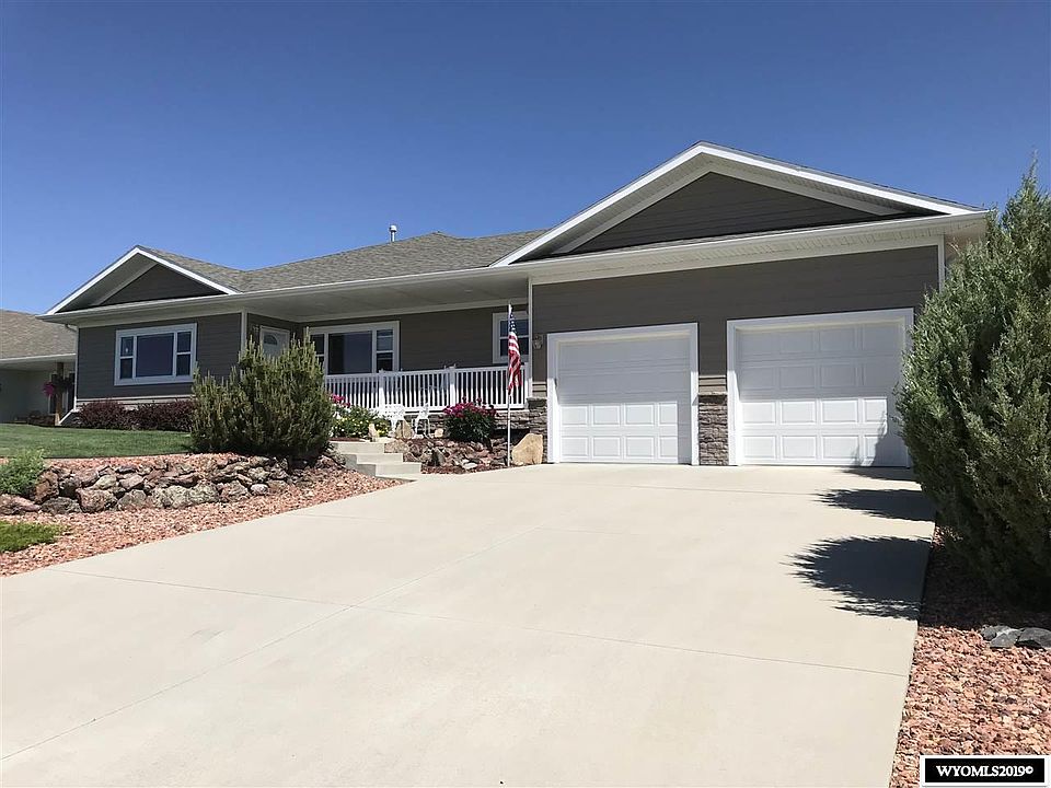 1st image of 512 N Pinnacle Dr