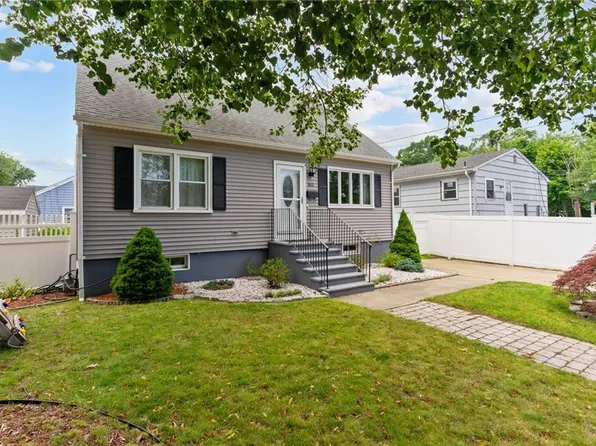 165 Park View Blvd, Cranston, RI 02910
