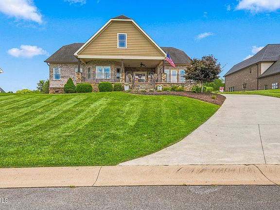 3rd image of 229 Forest Ln N
