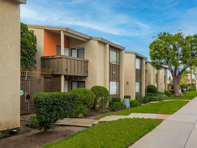 The Lodge at Porter Ranch Apartments — Photo 23