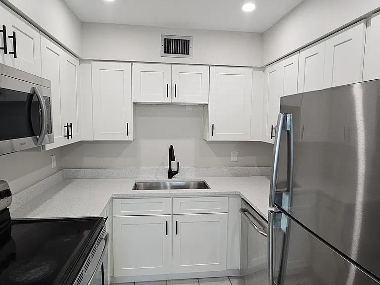 2245 SW 22nd Ave #1020 — Photo 2