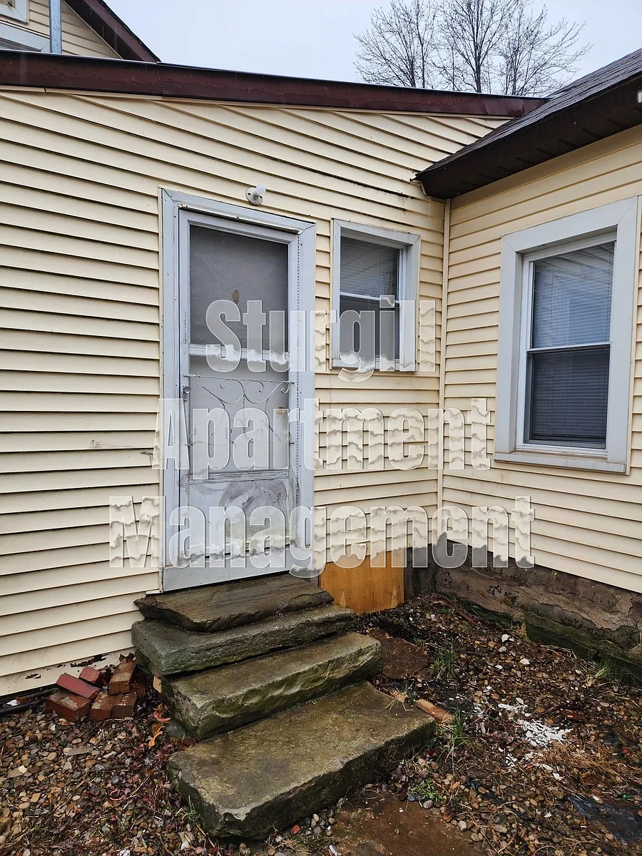 Building Photo - 164 Railroad St
