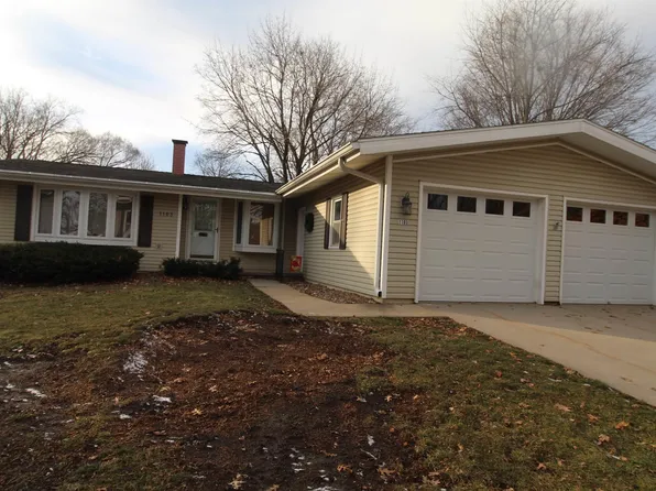 1103 Carriage Ln, Cedar Falls, IA 50613