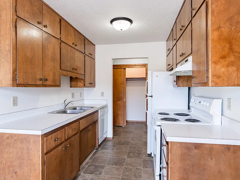 Fargo, ND Carr Apartments | 11A | Kitchen