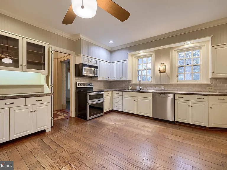 226 E Caracas Ave — Photo 19