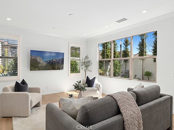 3rd image of 76 Decker