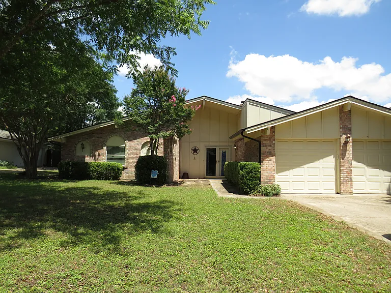 3308 Spring Valley Dr — Photo 2