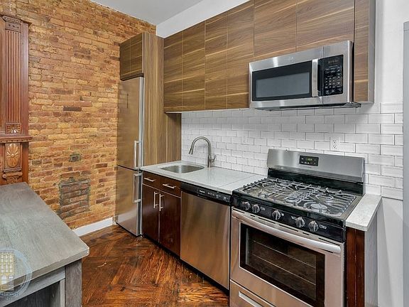 3rd image of 130 New York Ave