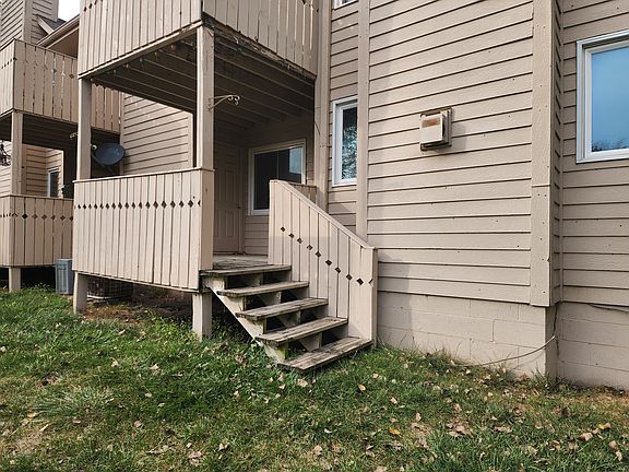 5th image of 401 SE Lowell Dr APT 2