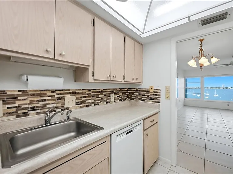 555 S Gulfstream Ave #902 — Photo 18