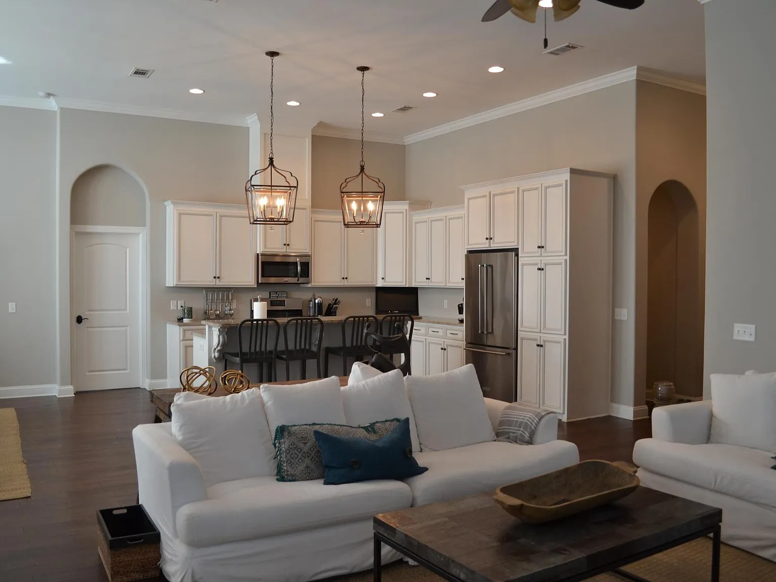 3 bed, 2.5 bath, 2230 sqft, $3,900 — Photo 3