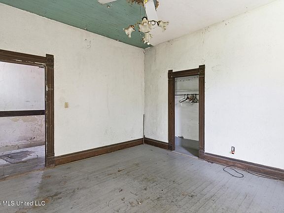 32nd image of 530 Buschman St