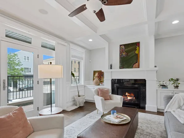 1326 W Grand Ave #1W, Chicago, IL 60642