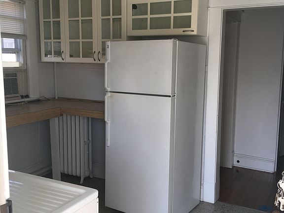 4th image of 937 Harrington Ave APT A