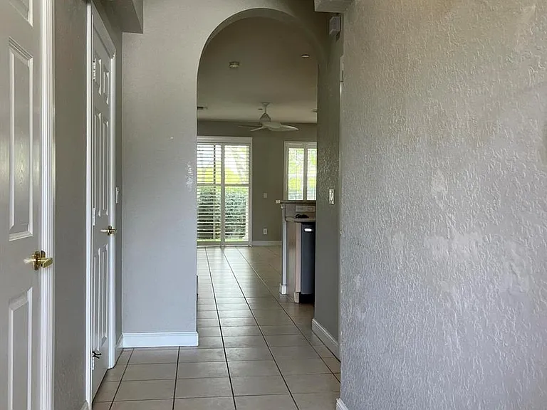 404 SE Bloxham Way — Photo 6
