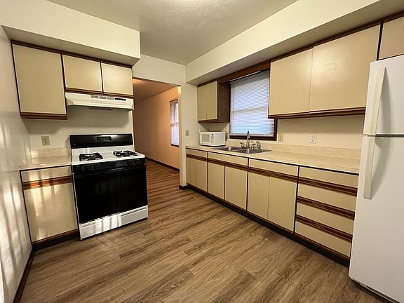 3rd image of 1816 College Manor Dr