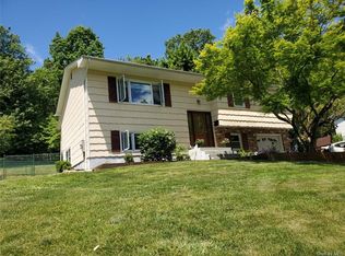 48 S Lilburn Dr, Garnerville, NY 10923
