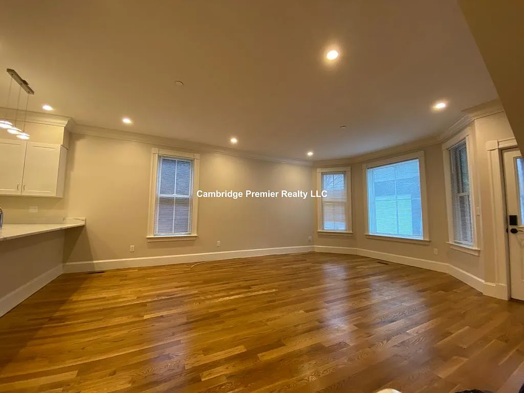 3 bed, 2200 sqft, $5,800 — Photo 3