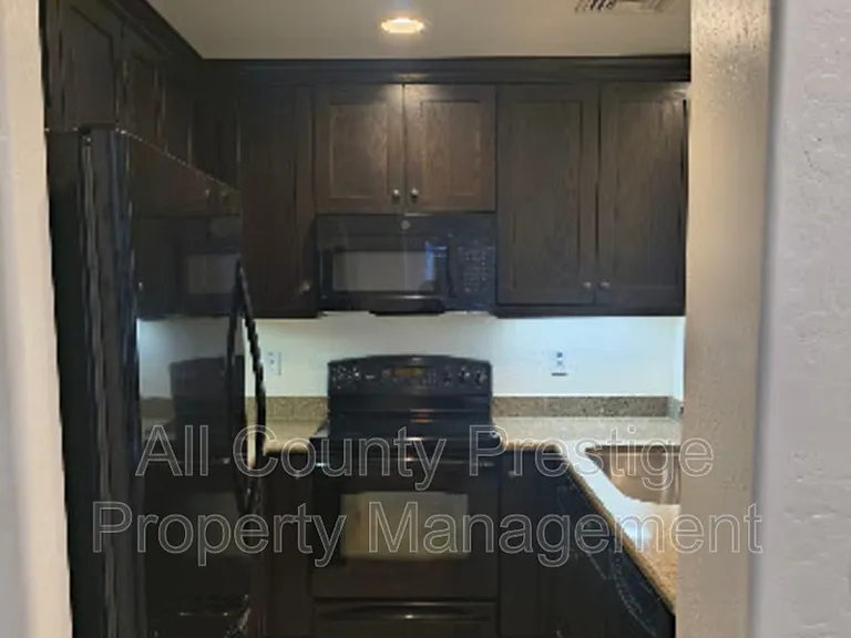 815 E Rose Ln #110 — Photo 4