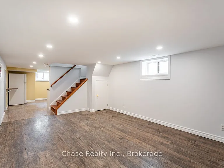 402 Guelph Line — Photo 14