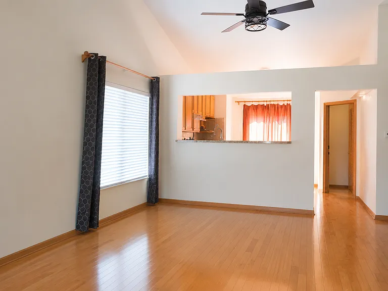 127 W Amberley Dr #127 — Photo 2