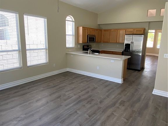 4th image of 824 Sparkle Ray Ave