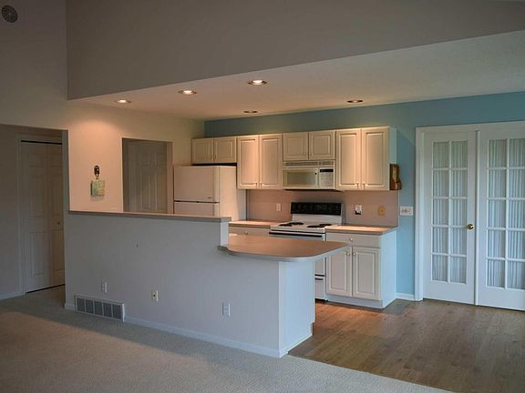 4th image of 1053 Fairfield Dr #15
