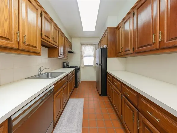 2284 East 22nd Street image 4 of 35